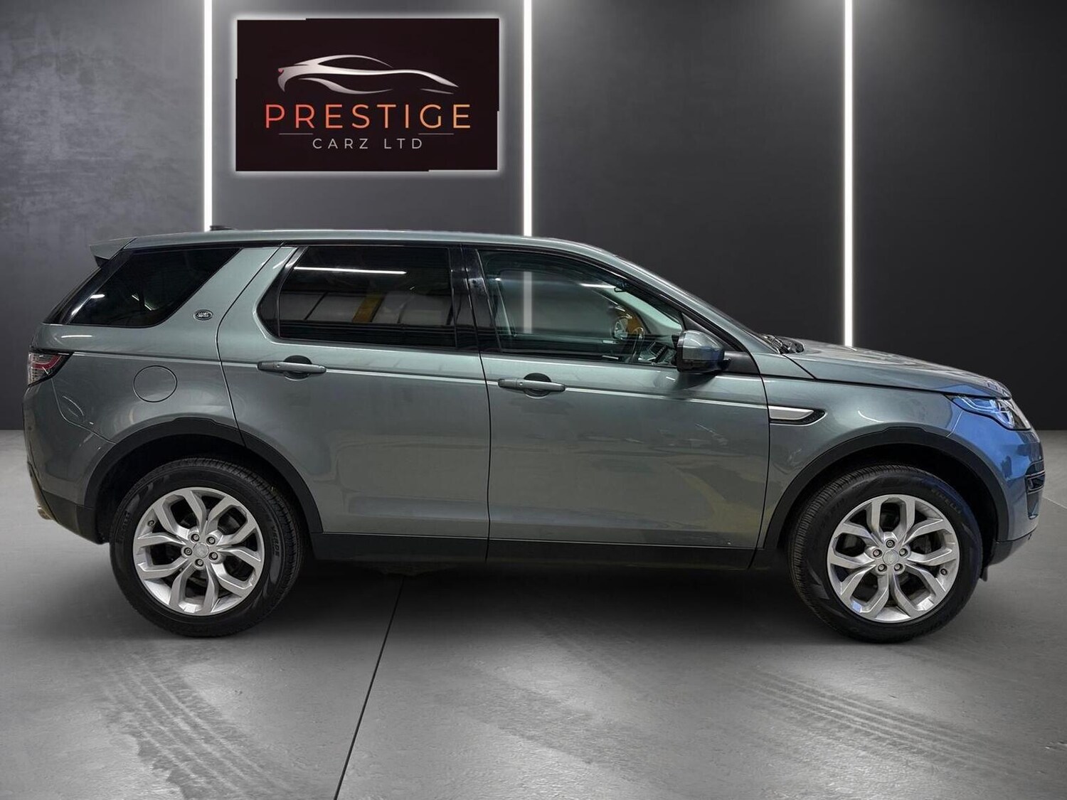 Used Land Rover Discovery Sport 2017 for sale - 77075272: Photo 4