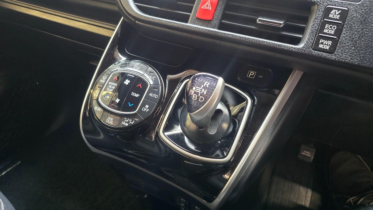 Used Toyota Voxy for sale - 78100088: Photo 10