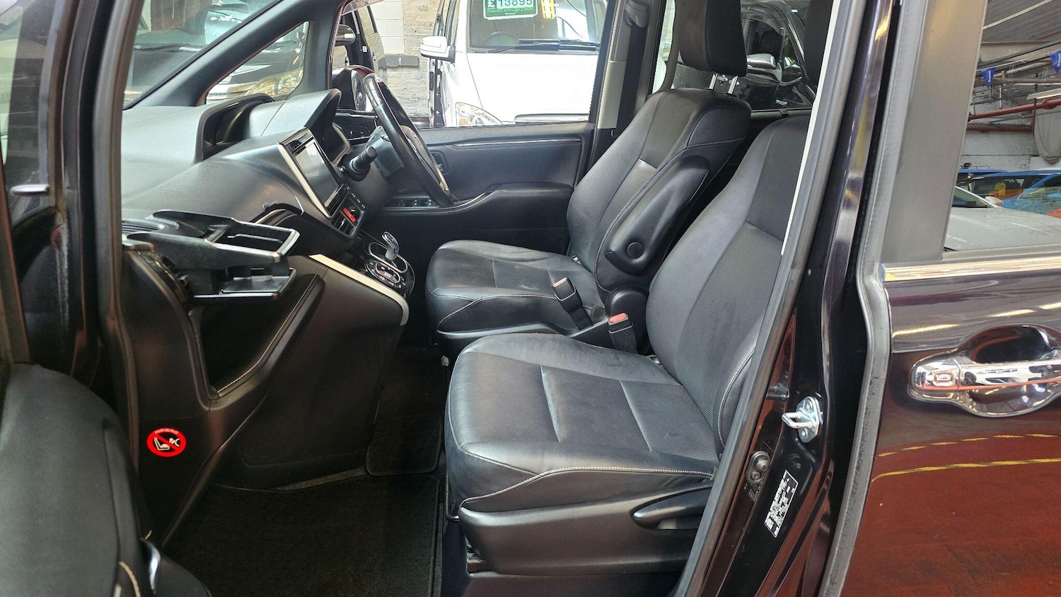 Used Toyota Voxy for sale - 78100088: Photo 15