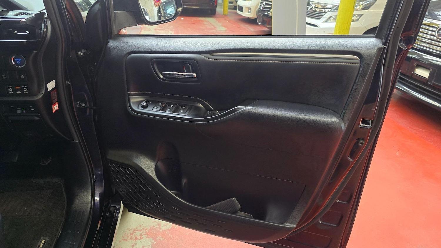 Used Toyota Voxy for sale - 78100088: Photo 17