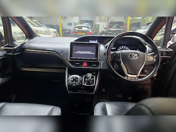 Used Toyota Voxy 2015 for sale - 78100088: Photo
