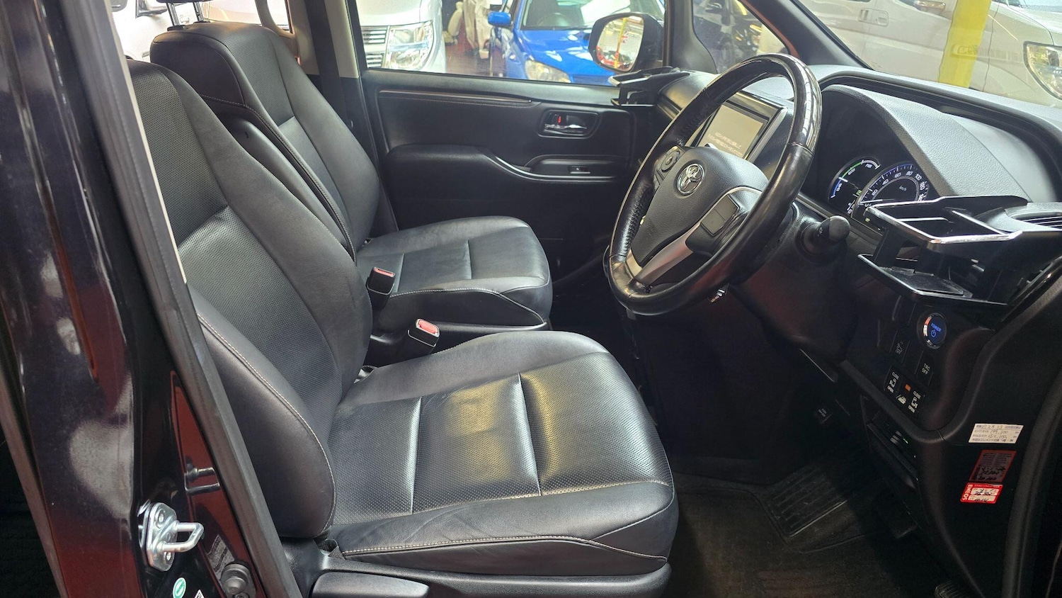 Used Toyota Voxy for sale - 78100088: Photo 5