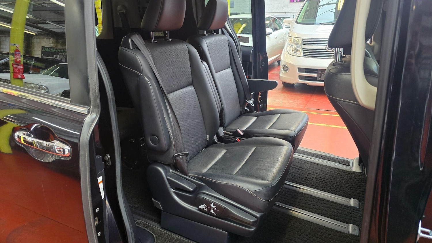 Used Toyota Voxy for sale - 78100088: Photo 6