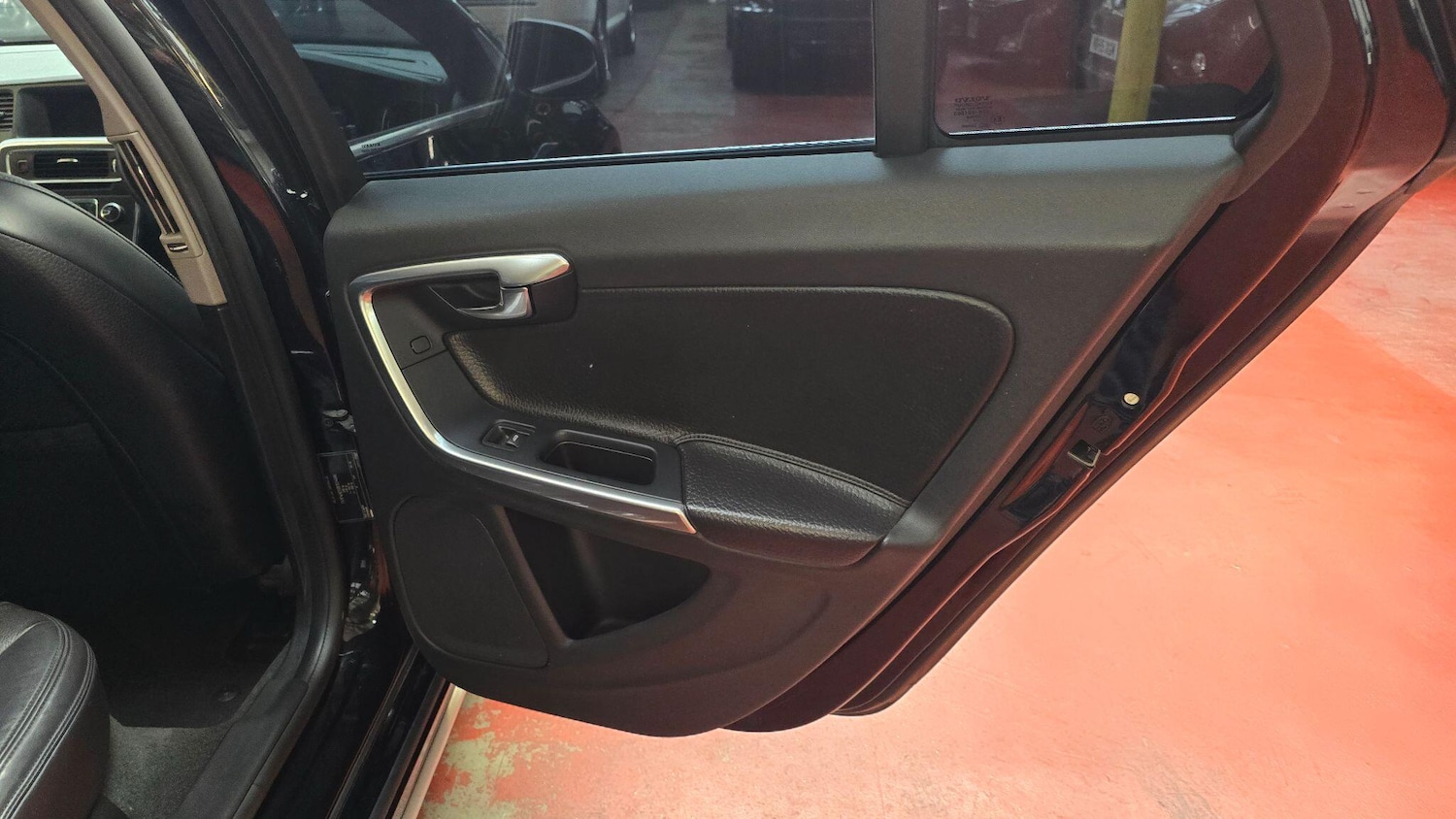 Used Volvo V60 for sale - 76083904: Photo 25