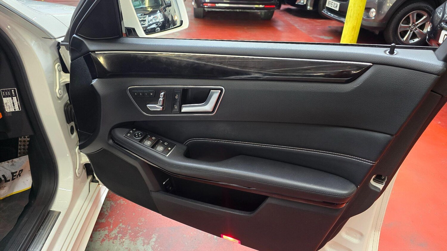 Used Mercedes-Benz E Class for sale - 76153059: Photo 32