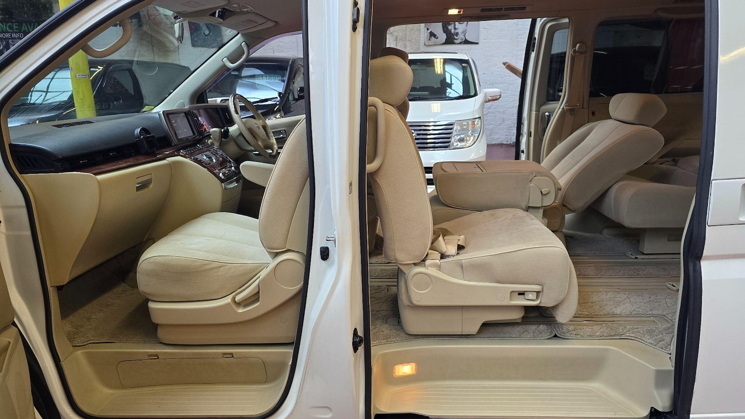 Used Nissan Elgrand for sale - 77237580: Photo 17