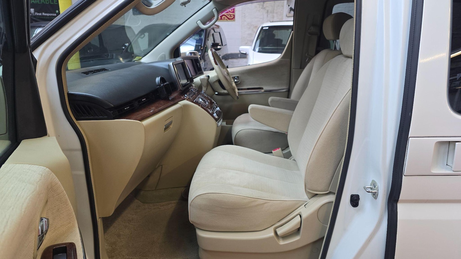 Used Nissan Elgrand for sale - 77237580: Photo 4