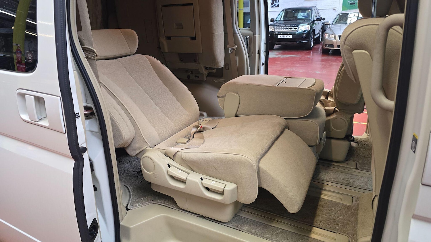 Used Nissan Elgrand for sale - 77237580: Photo 6