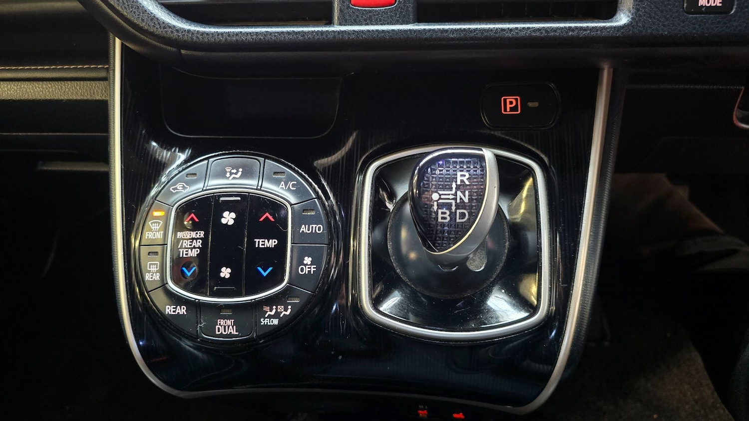 Used Toyota Voxy for sale - 77705070: Photo 12