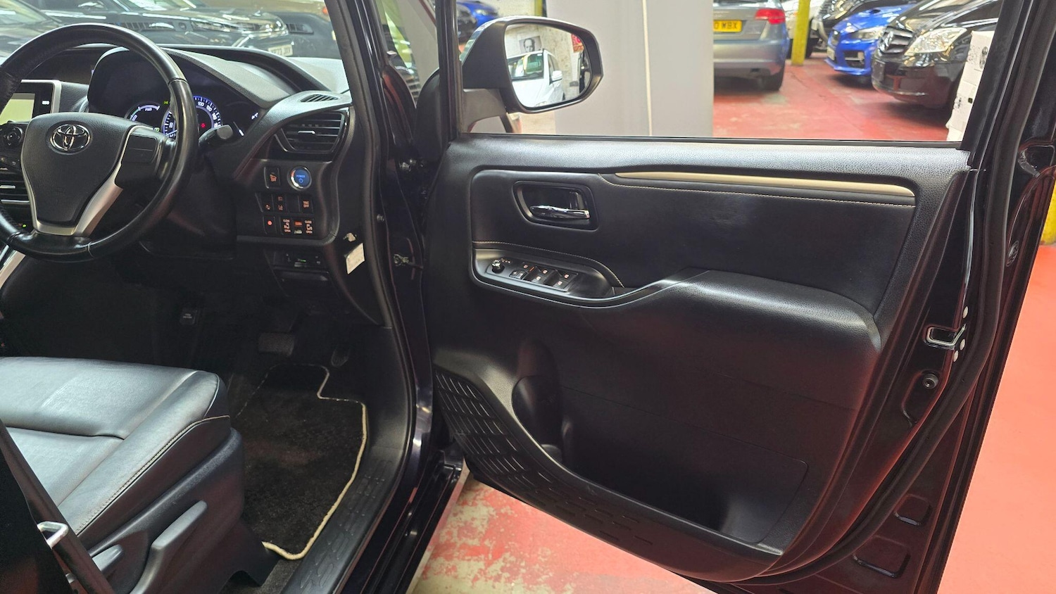 Used Toyota Voxy for sale - 77705070: Photo 22