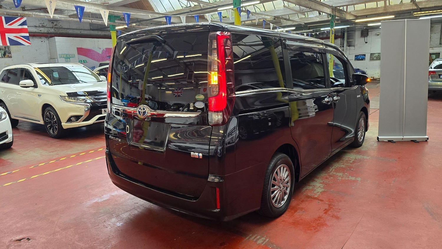 Used Toyota Voxy for sale - 77705070: Photo 35