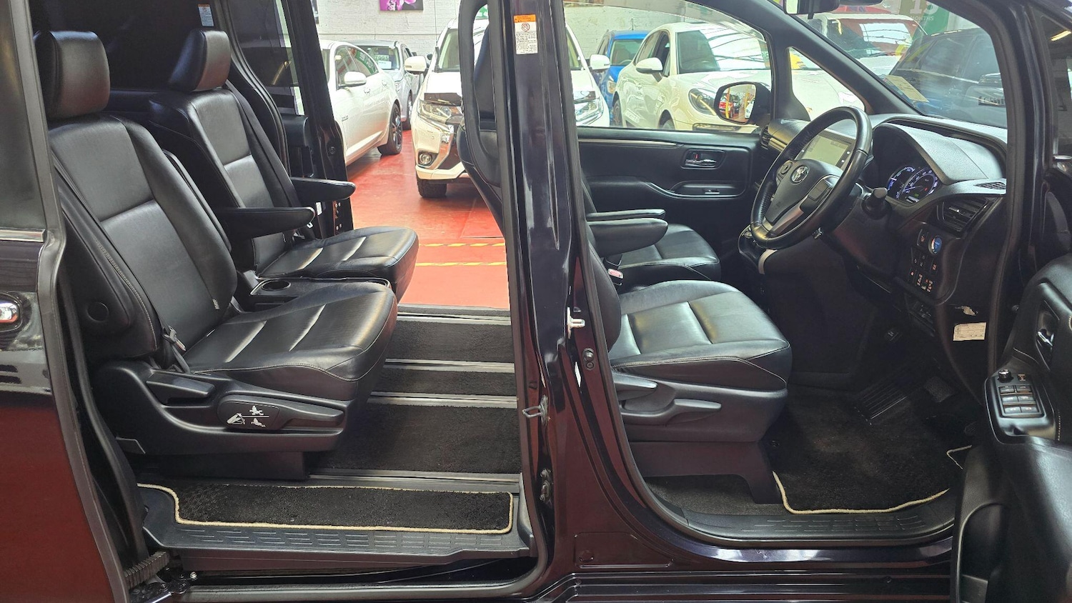 Used Toyota Voxy for sale - 77705070: Photo 6