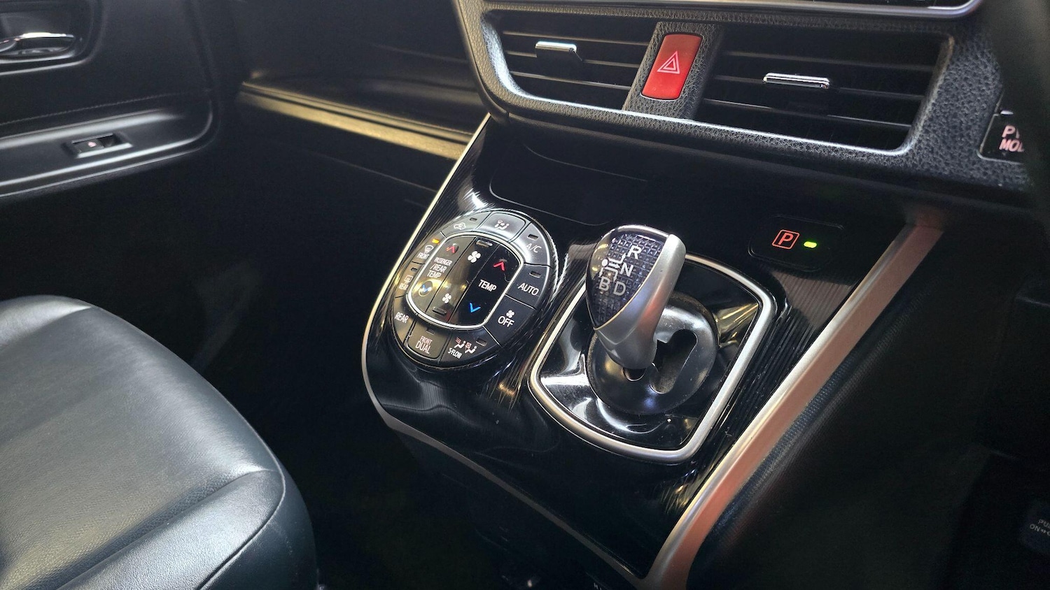 Used Toyota Voxy for sale - 77705070: Photo 9