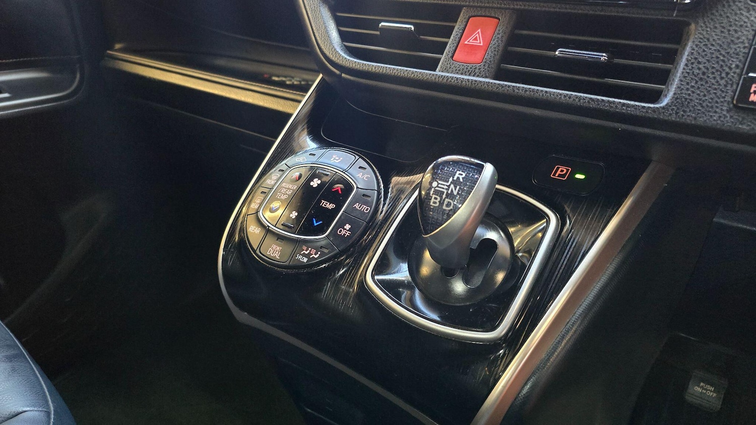 Used Toyota Voxy for sale - 77737447: Photo 11