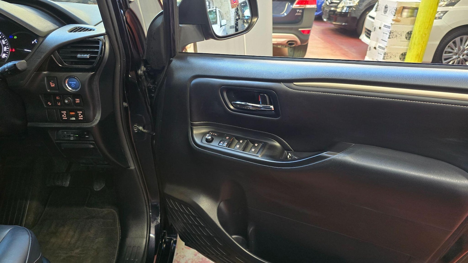 Used Toyota Voxy for sale - 77737447: Photo 25