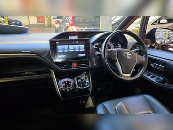 Used Toyota Voxy 2016 for sale - 77737447: Photo