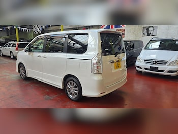 Used Toyota Voxy 2012 for sale - 75493068: Photo