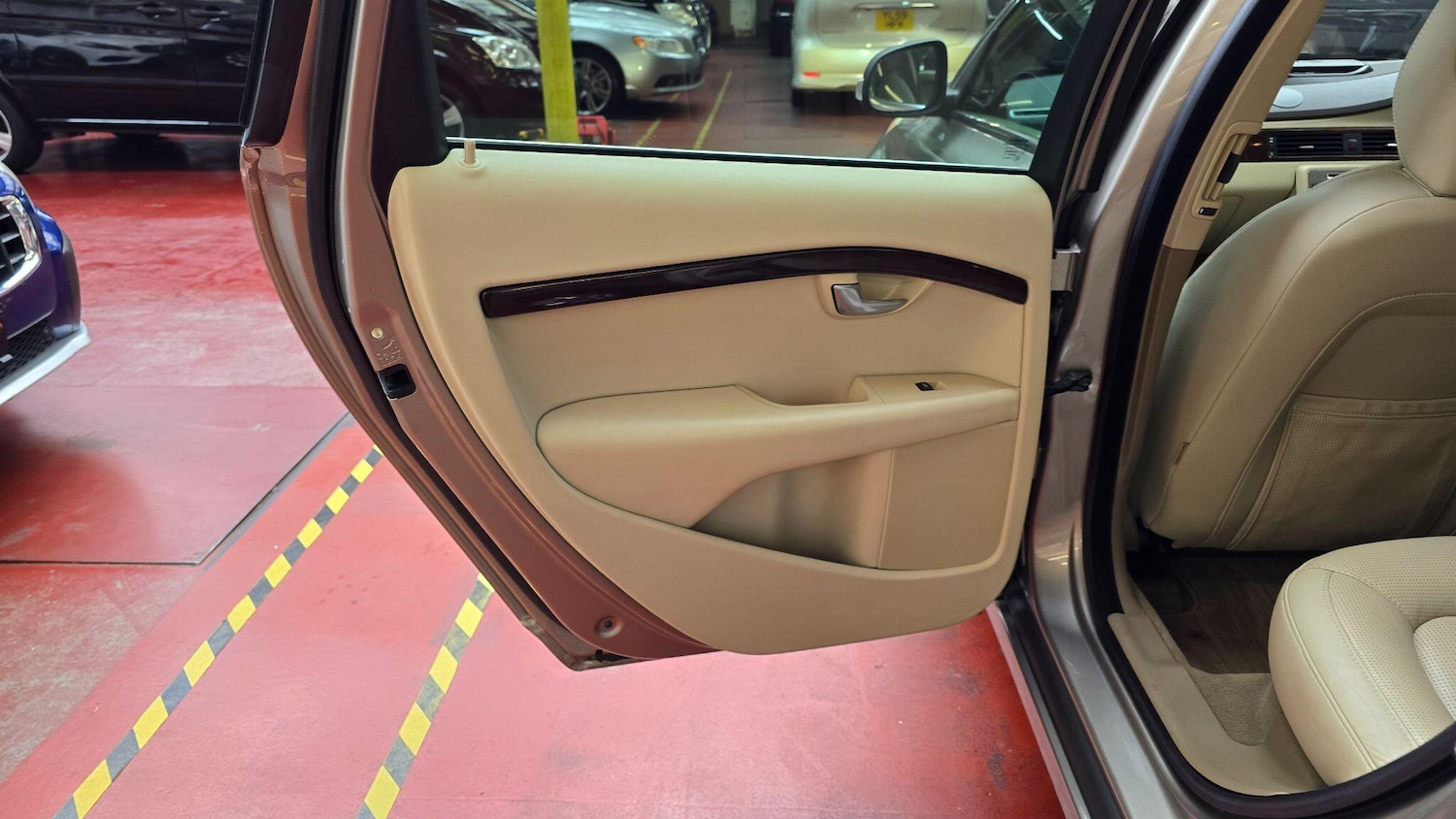 Used Volvo V70 2025 for sale - 76989671: Photo 26