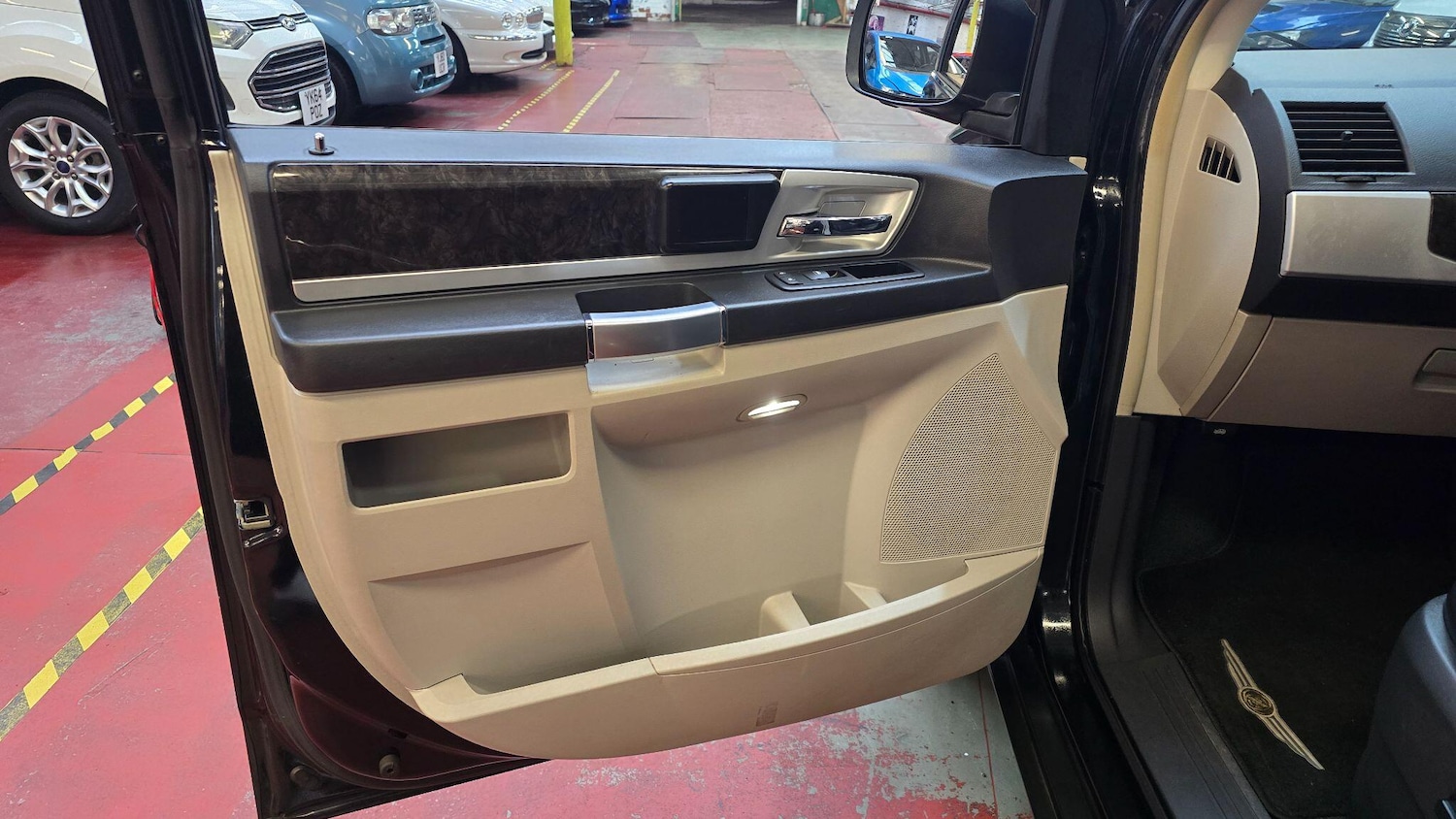 Used Chrysler Grand Voyager for sale - 77412221: Photo 32