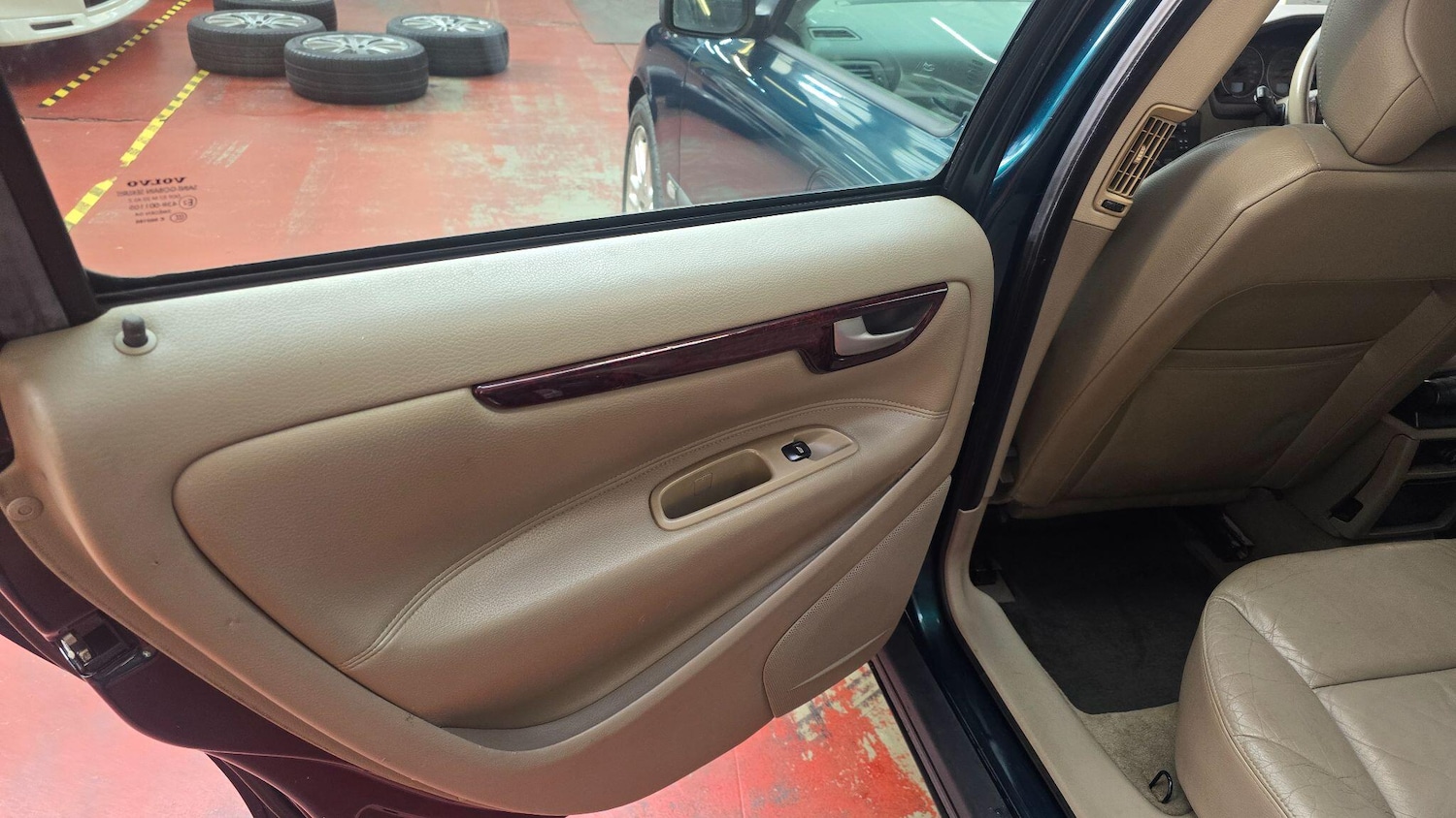 Used Volvo V70 2004 for sale - 78086550: Photo 20