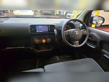 Used Toyota Yaris 2015 for sale - 79590600: Photo