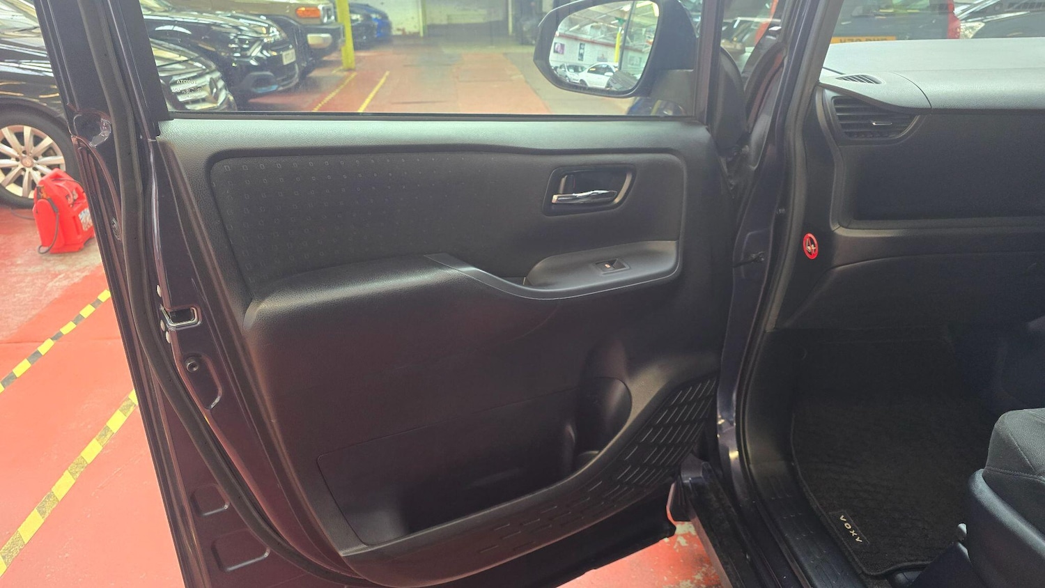 Used Toyota Voxy for sale - 77793645: Photo 15