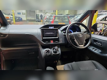 Used Toyota Voxy 2015 for sale - 77793645: Photo