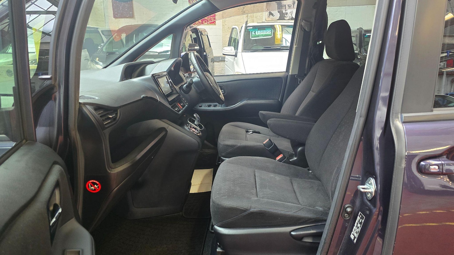 Used Toyota Voxy for sale - 77793645: Photo 4