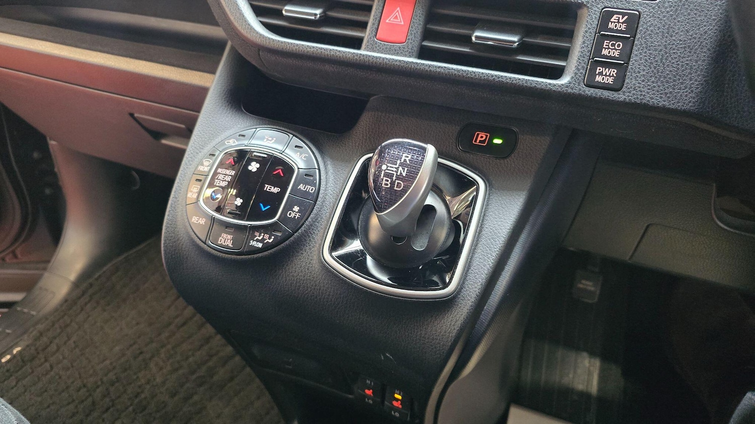 Used Toyota Voxy for sale - 77793645: Photo 6