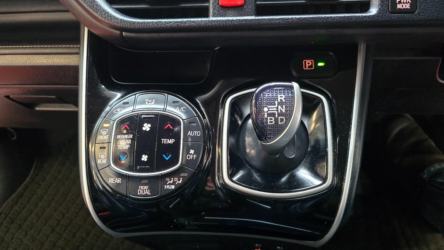 Used Toyota Voxy for sale - 78136036: Photo 7