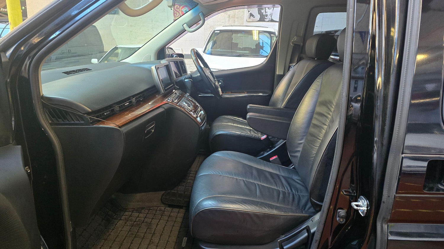 Used Nissan Elgrand for sale - 77238379: Photo 21