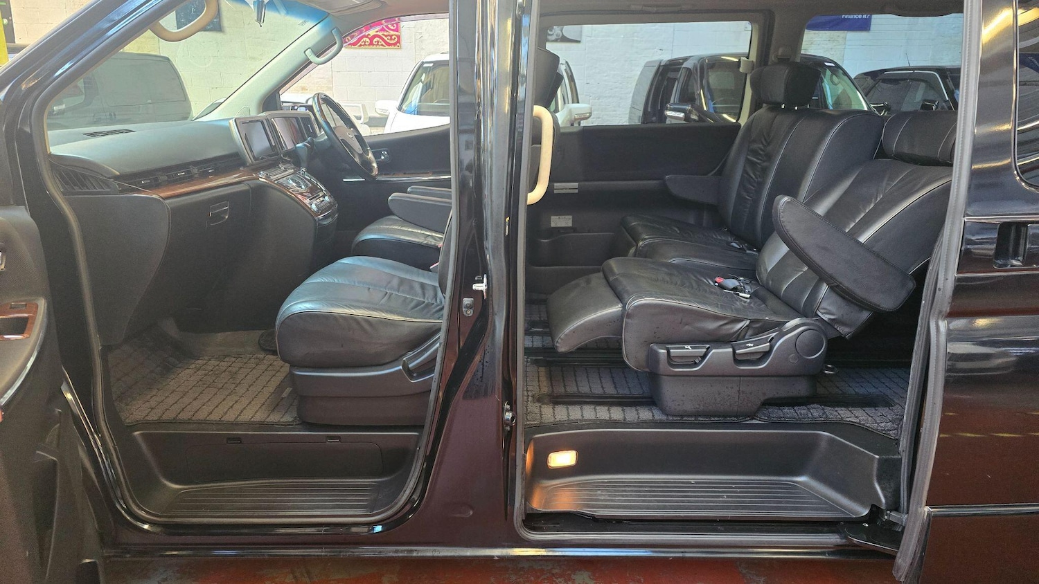 Used Nissan Elgrand for sale - 77238379: Photo 24