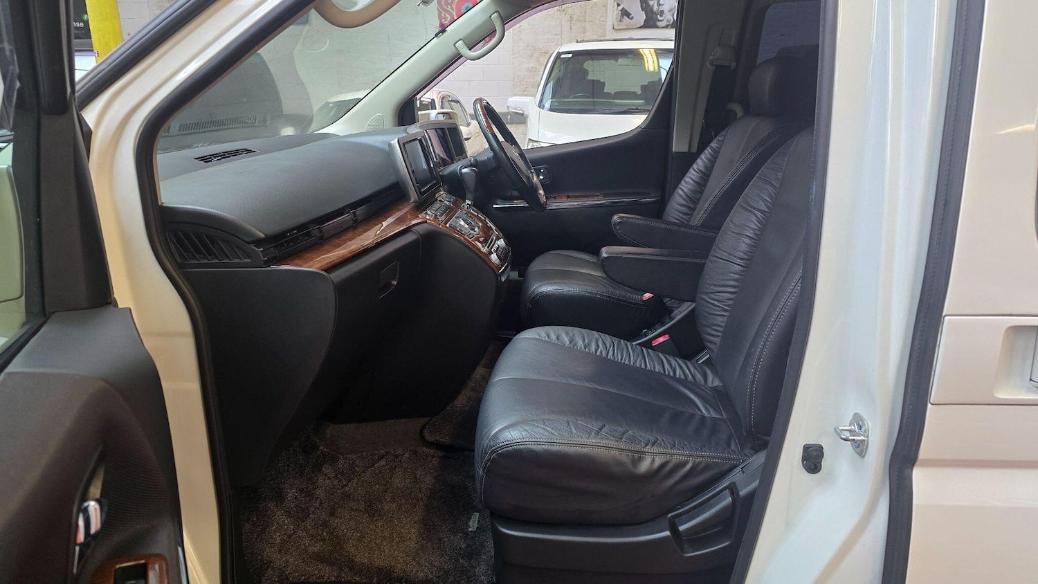 Used Nissan Elgrand for sale - 77537975: Photo 21