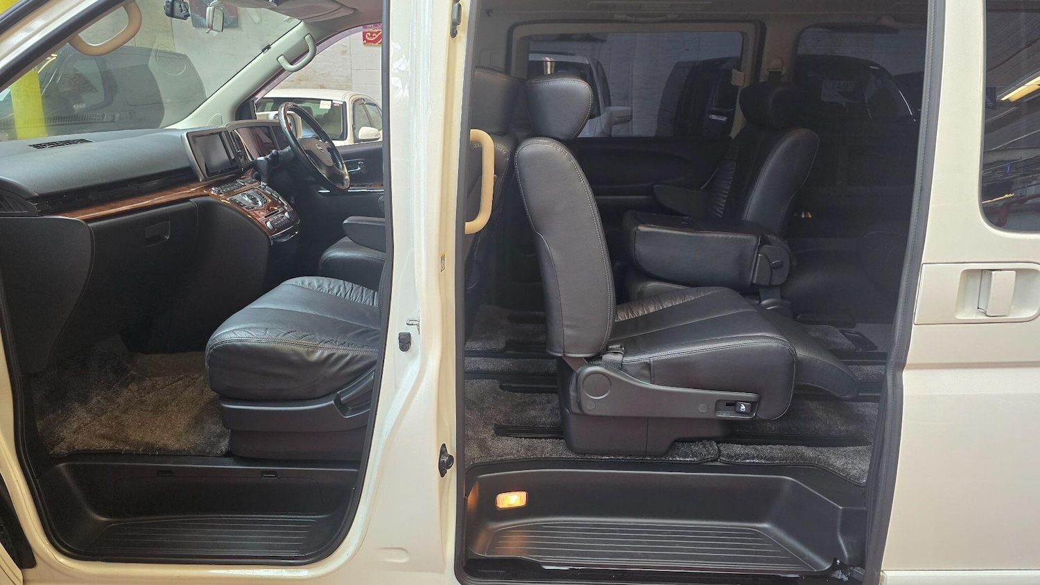 Used Nissan Elgrand for sale - 77537975: Photo 25