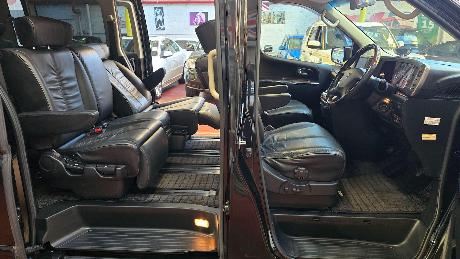 Used Nissan Elgrand for sale - 77091674: Photo 17