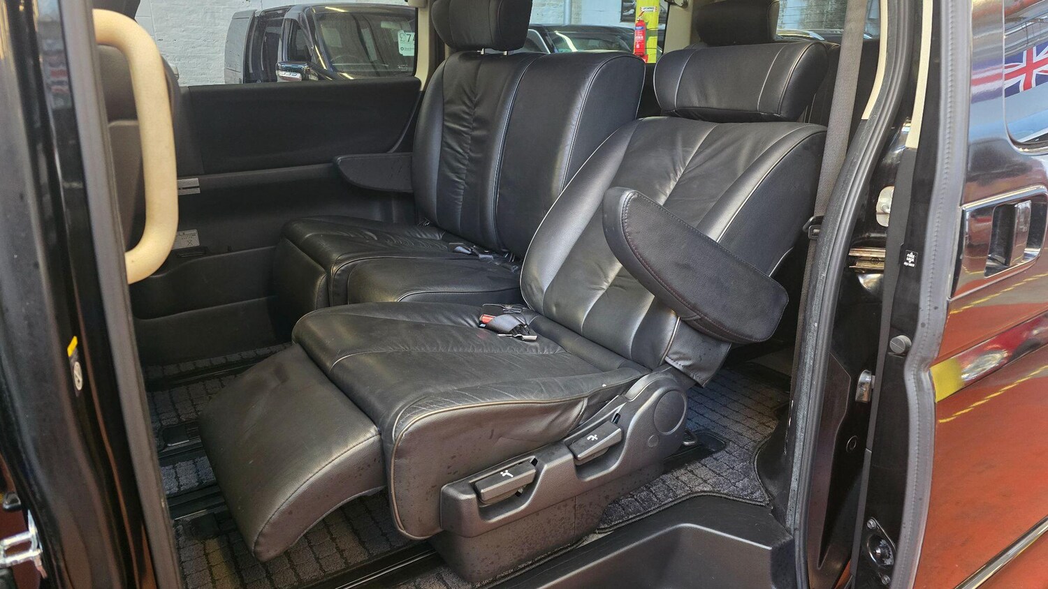 Used Nissan Elgrand for sale - 77091674: Photo 23