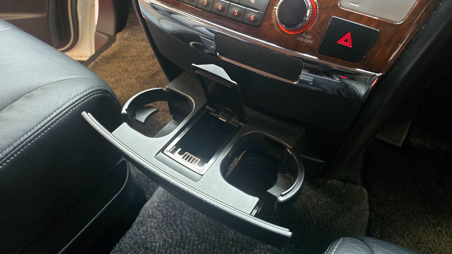 Used Nissan Elgrand for sale - 77175656: Photo 10