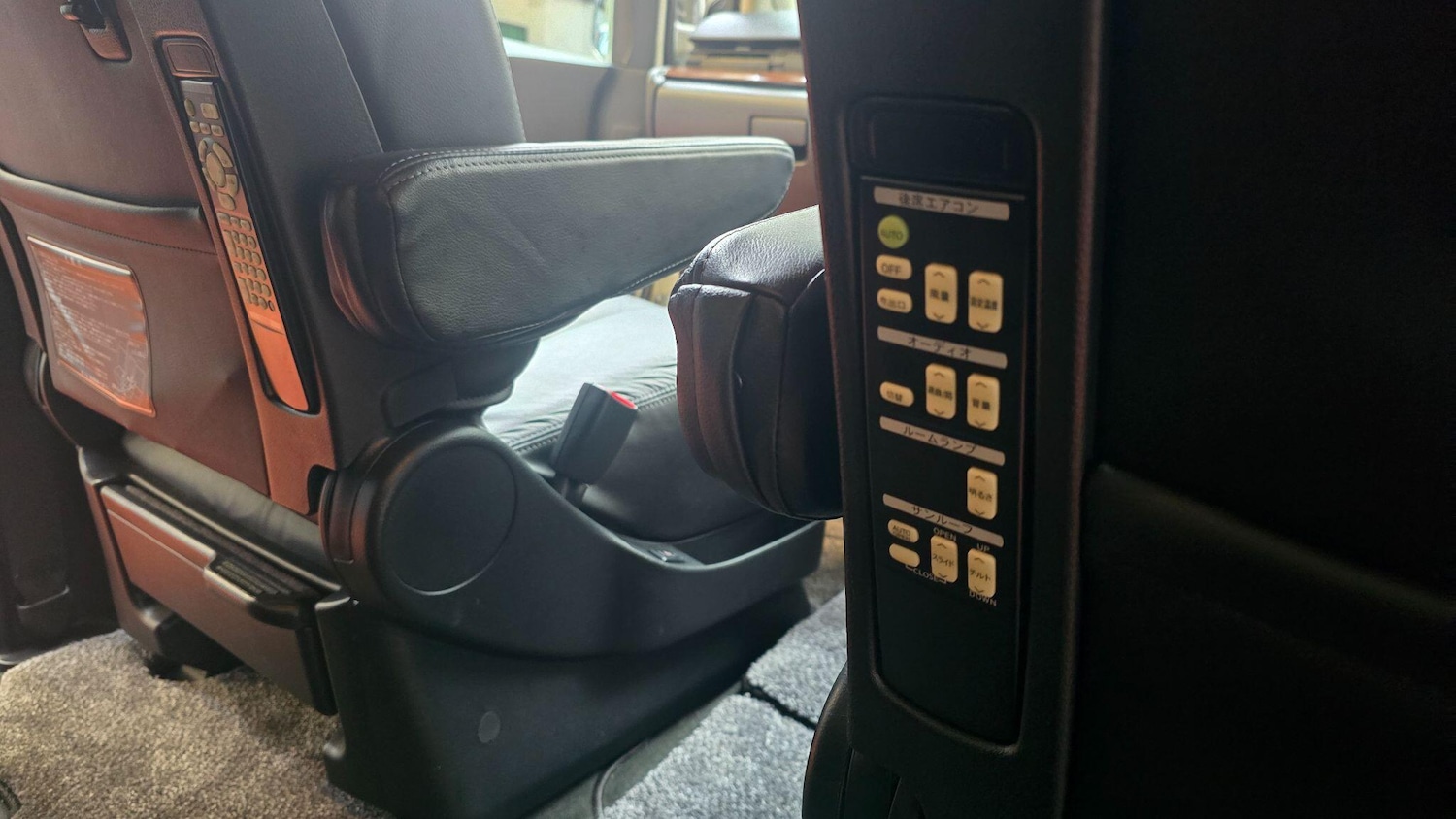 Used Nissan Elgrand for sale - 77175656: Photo 18