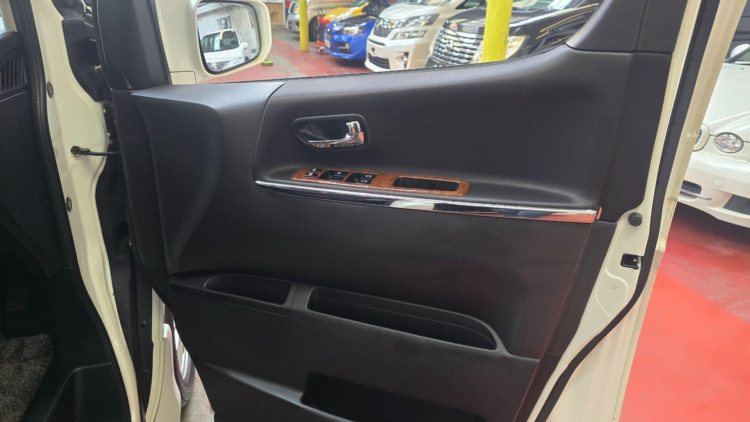 Used Nissan Elgrand for sale - 77175656: Photo 31