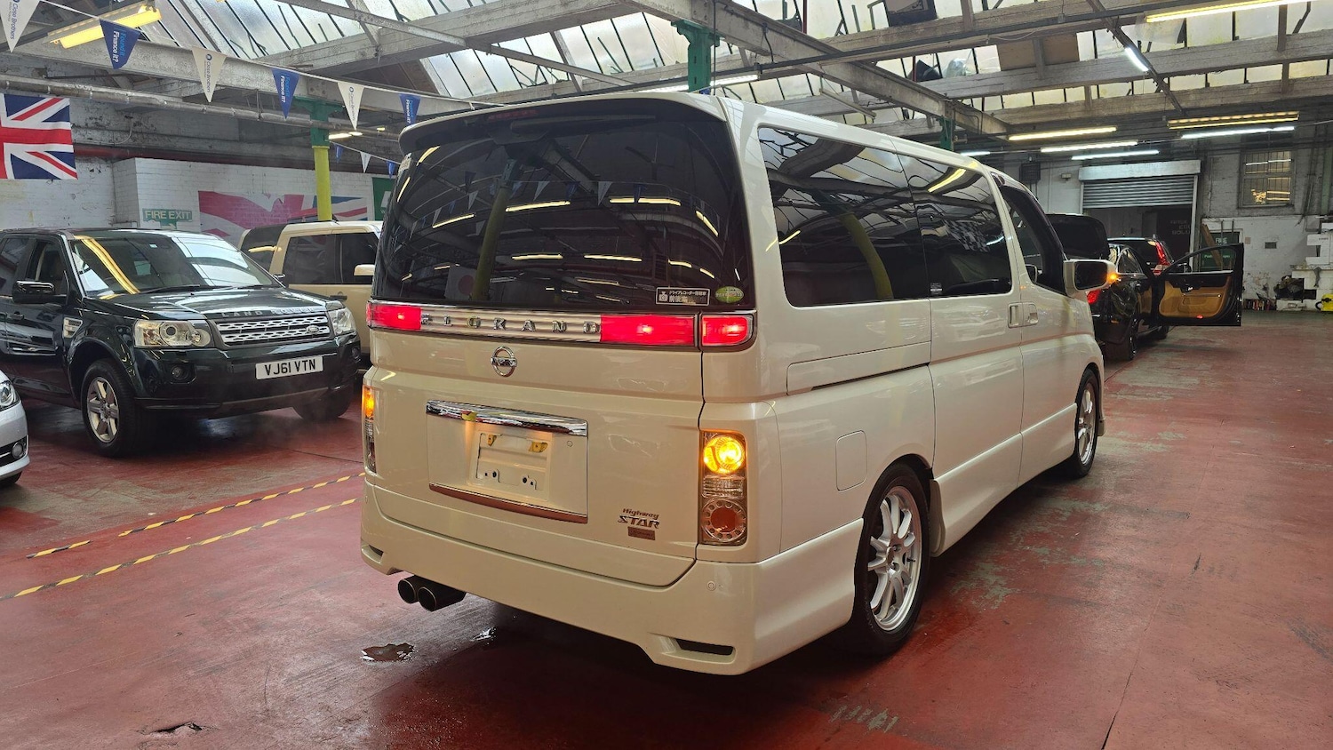 Used Nissan Elgrand for sale - 77175656: Photo 32