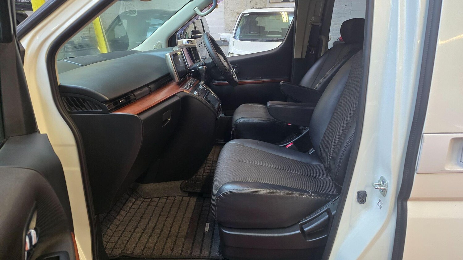 Used Nissan Elgrand 2025 for sale - 77496891: Photo 13