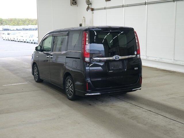 Used Toyota Voxy for sale - 76990445: Photo 2