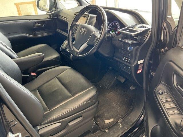 Used Toyota Voxy for sale - 76990445: Photo 4