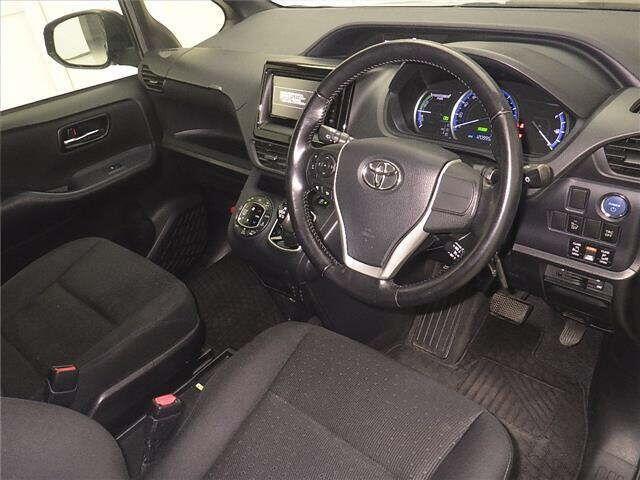 Used Toyota Voxy for sale - 76996860: Photo 2