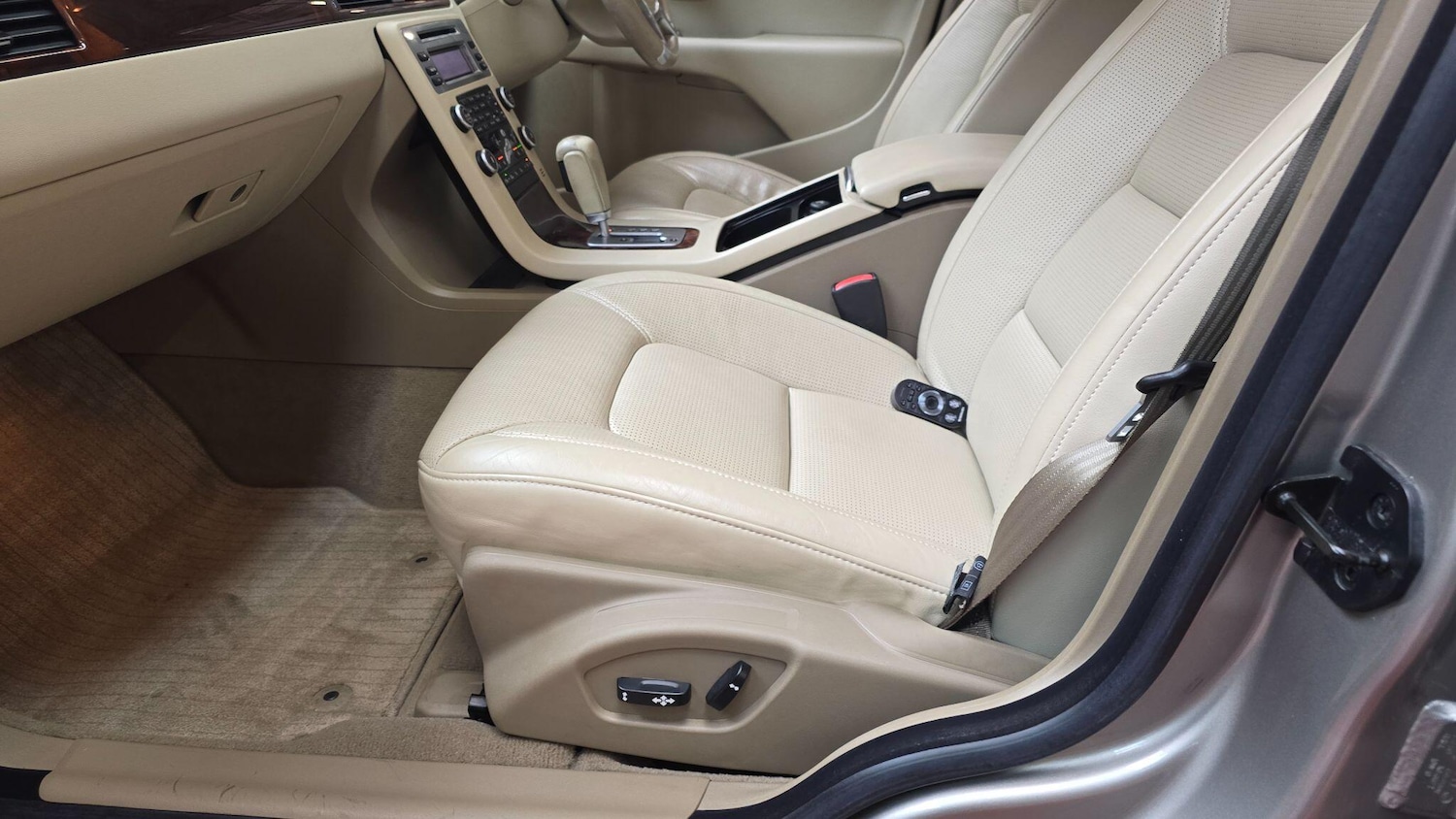 Used Volvo V70 for sale - 76214899: Photo 14