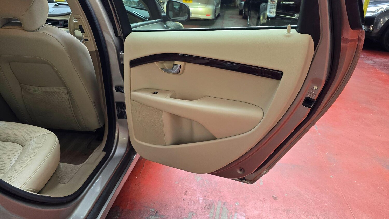 Used Volvo V70 for sale - 76214899: Photo 25