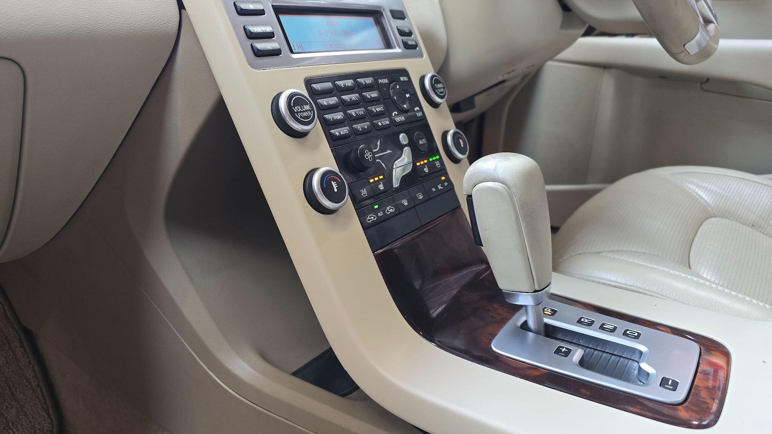 Used Volvo V70 for sale - 76214899: Photo 9