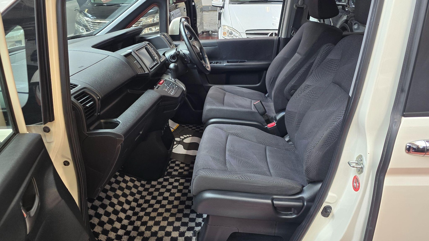 Used Honda Stepwagon 2024 for sale - 77993065: Photo 10