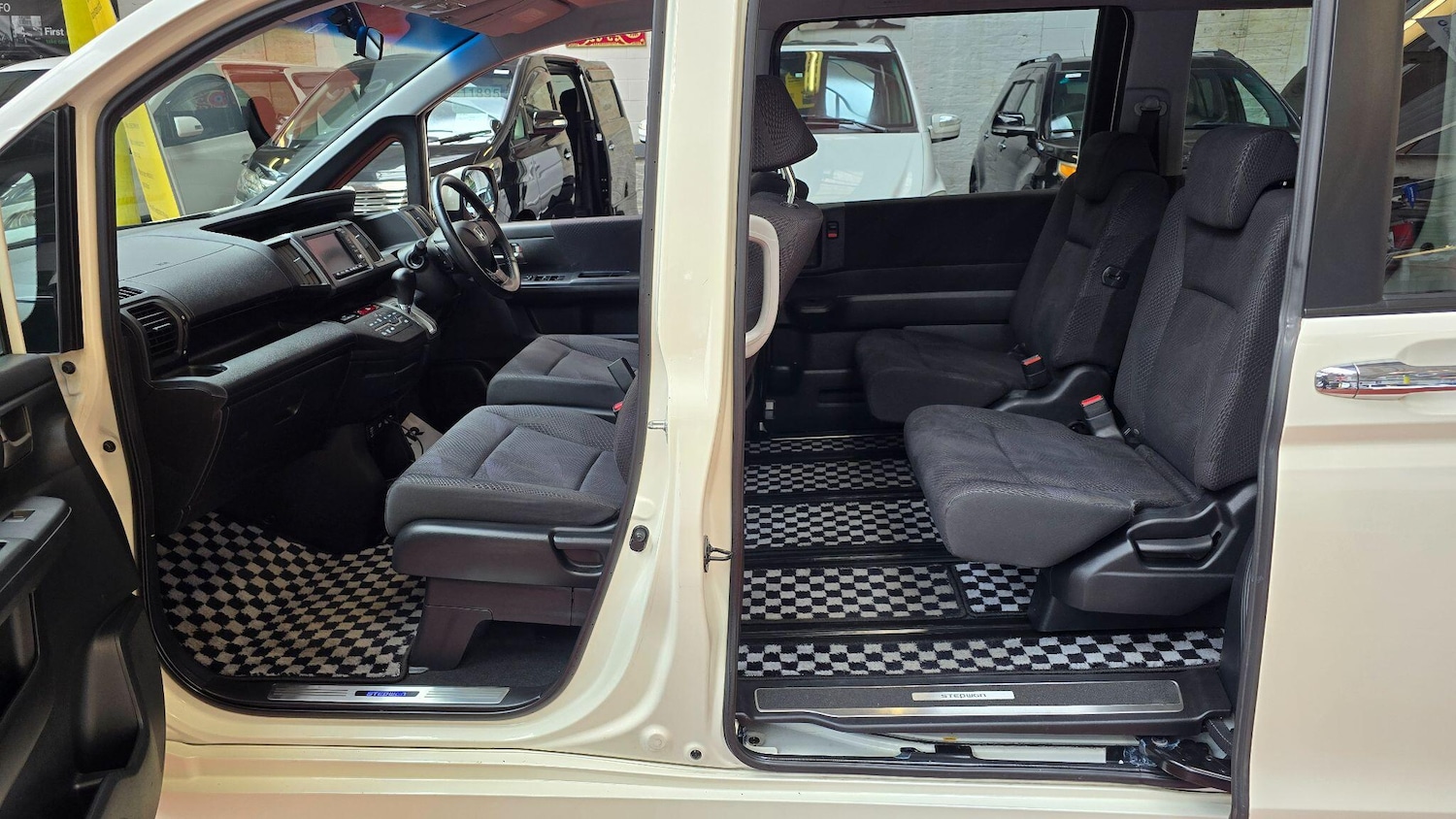 Used Honda Stepwagon 2024 for sale - 77993065: Photo 12