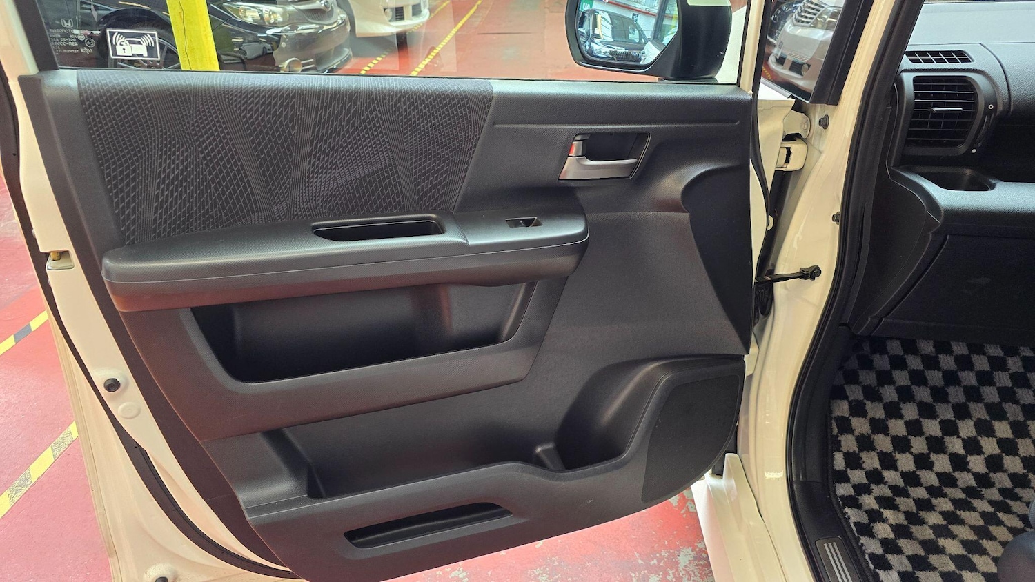 Used Honda Stepwagon 2024 for sale - 77993065: Photo 20